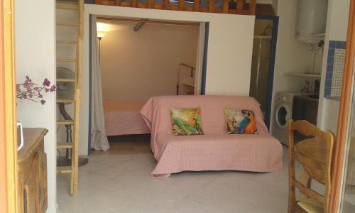 Cette chambre comprend un lit rose avec deux oreillers. dans l'établissement Les tournesols, à Lunel-Viel