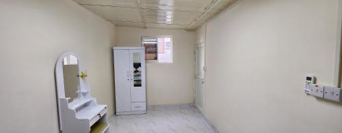 een badkamer met een urinoir in een witte kamer bij Abdullah Kamber Building in Dubai