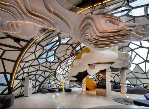 uma sala com uma escultura de uma nuvem em Arte Plus KLCC 3BR w/Private Lift by StayBNB em Kuala Lumpur