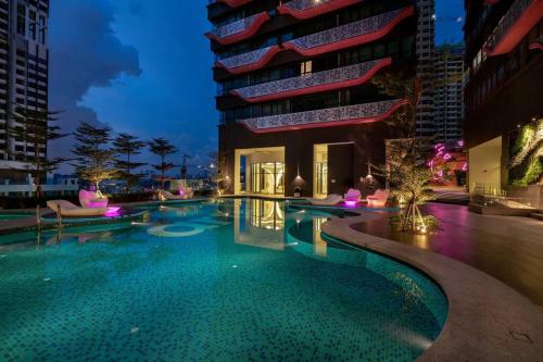 uma piscina em frente a um edifício em Arte Plus KLCC 3BR w/Private Lift by StayBNB em Kuala Lumpur