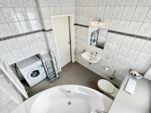 ein Badezimmer mit Badewanne, Waschbecken und Toilette in der Unterkunft Meißner Elb-Domizil 2 in Meißen