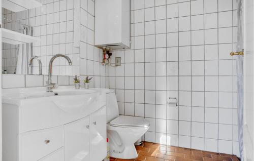 Ванная комната в Amazing Apartment In Allingbro With Kitchen