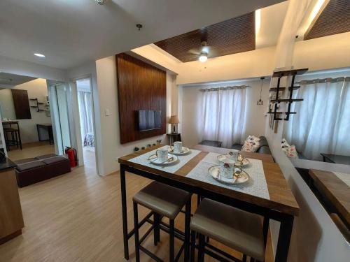 eine Küche und ein Wohnzimmer mit einem Tisch und Stühlen in der Unterkunft 2 BR Loop Tower 1524 in Cagayan de Oro