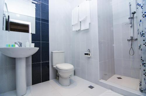 y baño con aseo, lavabo y ducha. en City Centre Hotel By Picnic, en Ereván