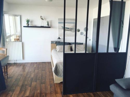 - une chambre avec un lit et une porte coulissante dans l'établissement Chambre d amour, à Anglet