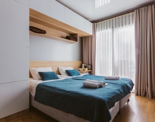 卡茲別吉的住宿－Landscapes Hotel Kazbegi，一间卧室配有一张带两个枕头的床