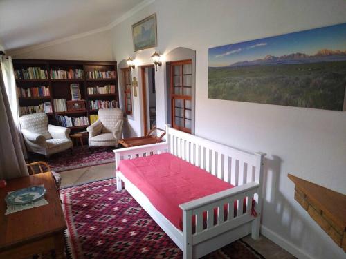 a bedroom with a bed with a pink blanket at Worcester Garden Cottage in Worcester