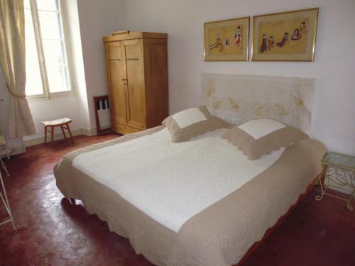 a bedroom with a large white bed in a room at Chez Christel in Apt