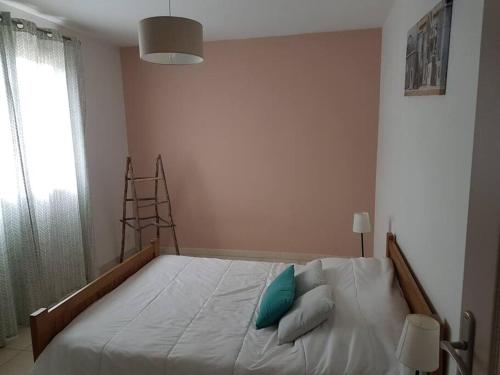 Photo de la galerie de l'établissement Agréable maison entre rivière et centre du village avec piscine, à Ruoms