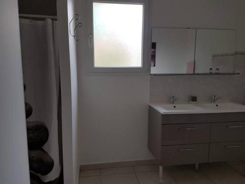 Photo de la galerie de l'établissement Agréable maison entre rivière et centre du village avec piscine, à Ruoms