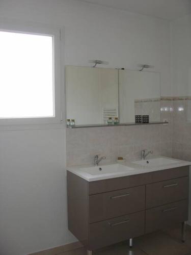 Photo de la galerie de l'établissement Agréable maison entre rivière et centre du village avec piscine, à Ruoms