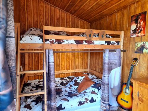 - une chambre avec 2 lits superposés dans une cabine dans l'établissement la cabane du cowboy, à Saint-Privé