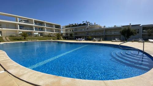 uma grande piscina em frente a um edifício em Charmant appartement a 1km de la plage, avec piscine a Albufeira em Albufeira