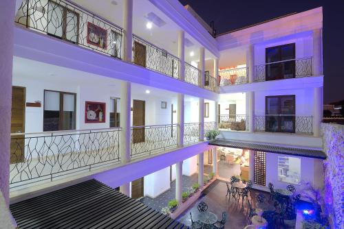 einem Luftblick auf ein Gebäude mit einem Pool in der Unterkunft Hotel Boutique La Artilleria in Cartagena de Indias