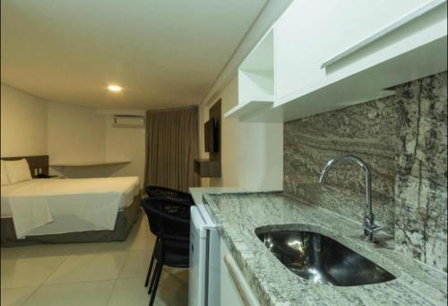 una cocina con fregadero y una cama en una habitación en Gold Flat Cabo Branco en João Pessoa