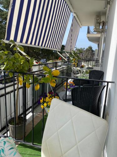 a balcony with a table and chairs and a plant at Maison De luxe in Pompei