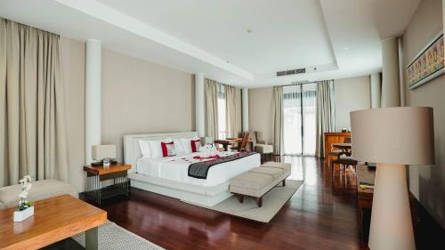 1 dormitorio con 1 cama y sala de estar en Javana Royal Villas, en Seminyak