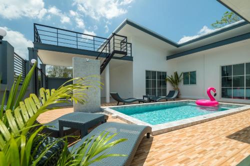 una piscina con un cisne rosa en una casa en Lark Pool Villa Aonang Krabi, en Ao Nang Beach