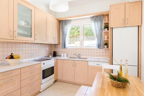 Dapur atau dapur kecil di Effies Cozy Villa-Spectacular View and Playground