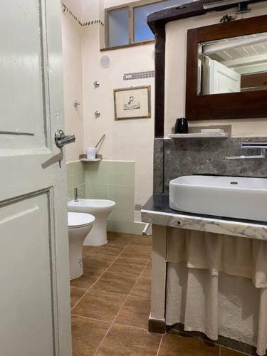 a bathroom with a sink and a toilet at Casa Selli in Monte Compatri