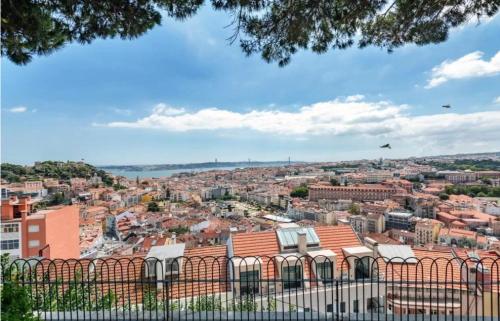 uma vista da cidade a partir da fortaleza em Guest House Casa dos Reis em Lisboa
