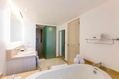 La salle de bains est pourvue d'une grande baignoire et d'un lavabo. dans l'établissement The Westin Los Cabos Resort Villas - Baja Point, à El Bedito