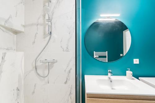 ein Bad mit einem Waschbecken und einem Spiegel in der Unterkunft Lac-Montagne-Leman-Geneva, Garage, Tram in Annemasse