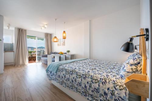 - une chambre avec un lit et un salon dans l'établissement Apartamento Veramar, à Fuengirola