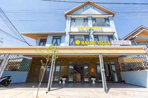 Hải Âu Villa Hotel في Ấp Kim Thạch: مبنى عليه لافته