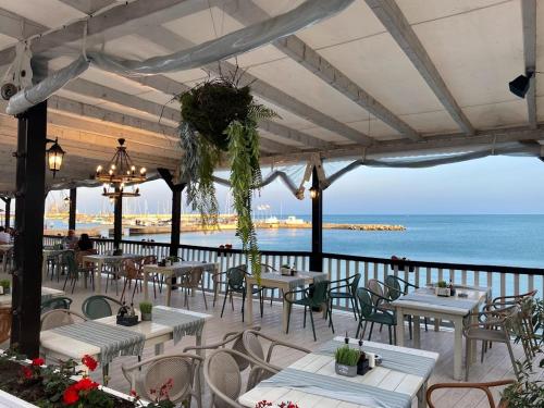 バルチクにあるApartments Vistaのテーブルと椅子が備わり、海の景色を望むレストラン