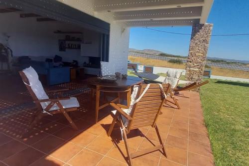 CRISTELIA SEAFRONT & POOL VILLA – Photos 5