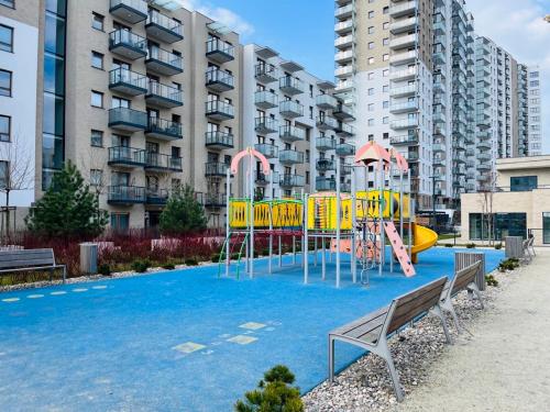 un parque infantil en medio de una piscina con edificios en Apartament Starowiejska 54, en Gdansk