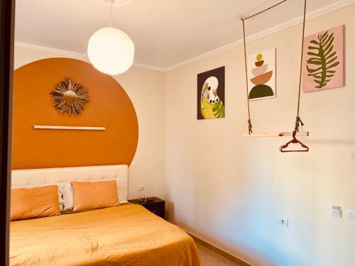 een slaapkamer met een bed met een oranje hoofdeinde bij Family Tree - quiet area -SELF check in in Golem