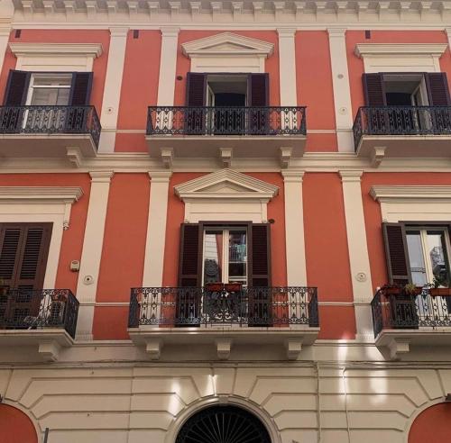 ein Gebäude mit Balkonen an der Seite in der Unterkunft Casa di Gianna Guest House in Bari