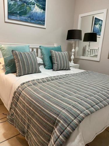 Una cama o camas en una habitación de StillbayViews