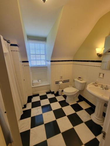 bagno con pavimento a scacchi in bianco e nero di Hornsby House Inn a Yorktown