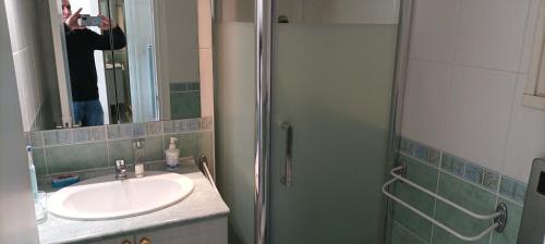 osoba robiąca zdjęcie łazienki z prysznicem w obiekcie Appartement vue mer exceptionnelle à 100m très belle plage w mieście Saint-Gildas-de-Rhuys