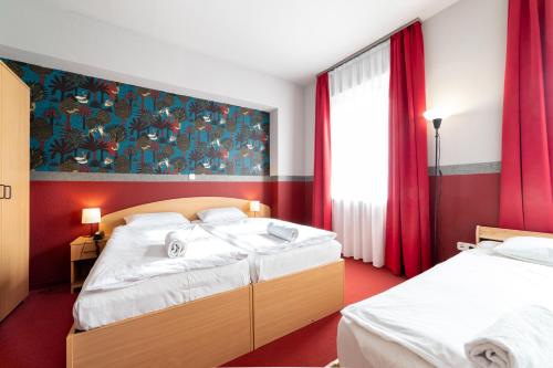 Ein Bett oder Betten in einem Zimmer der Unterkunft Gartner Hotel
