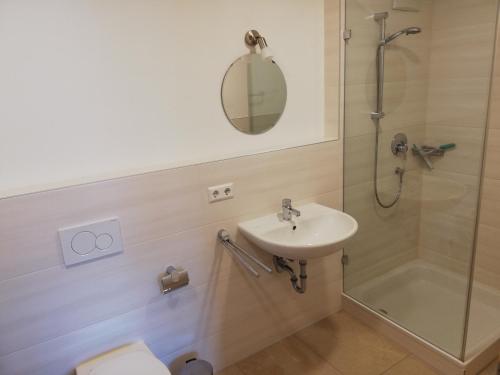 une salle de bain avec toilettes, lavabo et douche dans l'établissement Ferienwohnungen Weishaupt Pfingstweider Straße 30, à Meckenbeuren