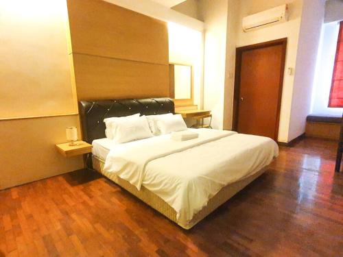 a bedroom with a large white bed in a room at [HERITAGE 4] HOMESTAY Studio 4Pax, FREE WIFI in Seri Kembangan