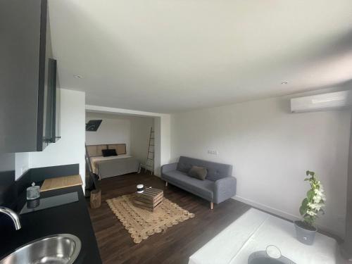 salon z niebieską kanapą i łóżkiem w obiekcie Charmante Propriété Arborée w mieście Borgo
