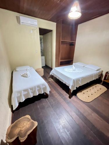 a room with two beds in a room at Hotel Salinopolis e kitepoint in Salinópolis
