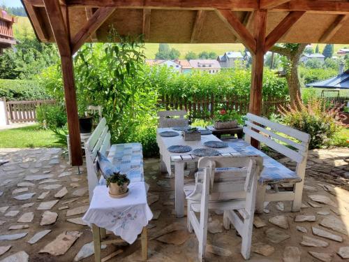 a patio with a table and chairs under a pavilion at Chalupa pod Lysou in Rokytnice nad Jizerou