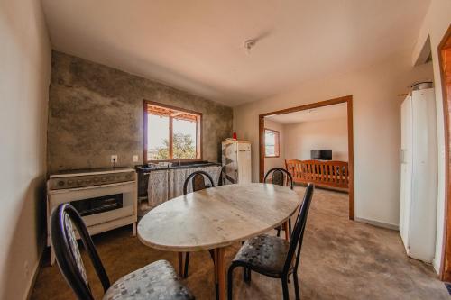 a kitchen with a table and chairs in a room at Vila Espinhaço in Diamantina