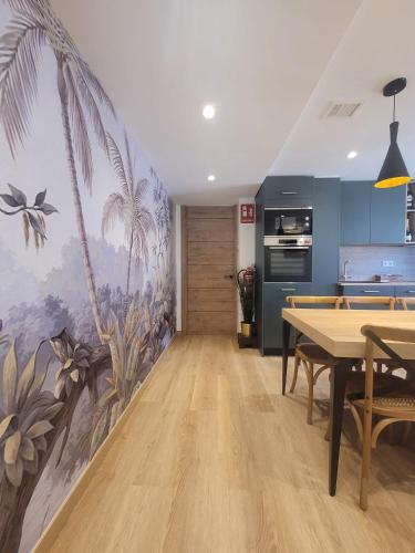 a dining room with a palm tree mural on the wall at Relaxing Time in Candeleda