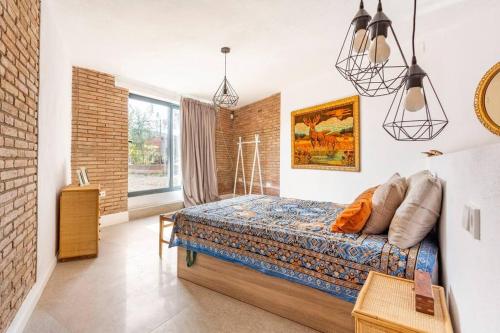um quarto com uma cama e uma grande janela em Villa Sentiu. Hermoso chalet em Gavà