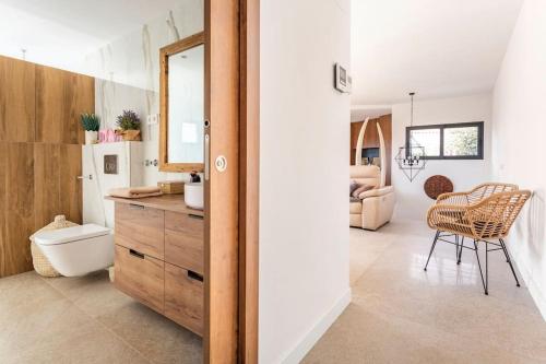 a bathroom with a sink and a toilet in a room at Villa Sentiu. Hermoso chalet in Gavà