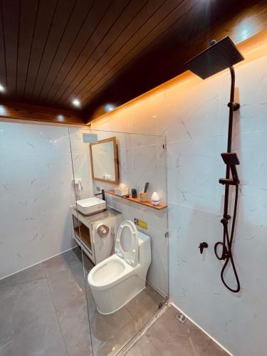 a bathroom with a toilet and a mirror and a camera at MI WO KEZHAN in Ban Rak Thai