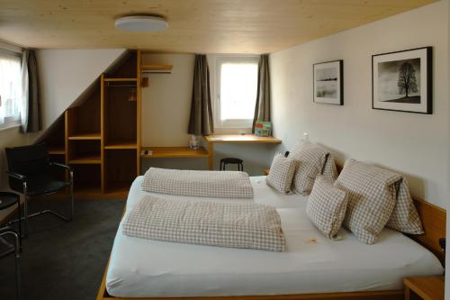 1 dormitorio con 2 camas y almohadas en Landgasthaus Neues Bild, Eggerstanden en Appenzell