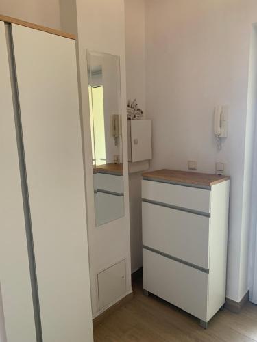 łazienka z lustrem i białą komodą w obiekcie Ferienvilla Waldstraße Wohnung Nr. 4 w mieście Bansin